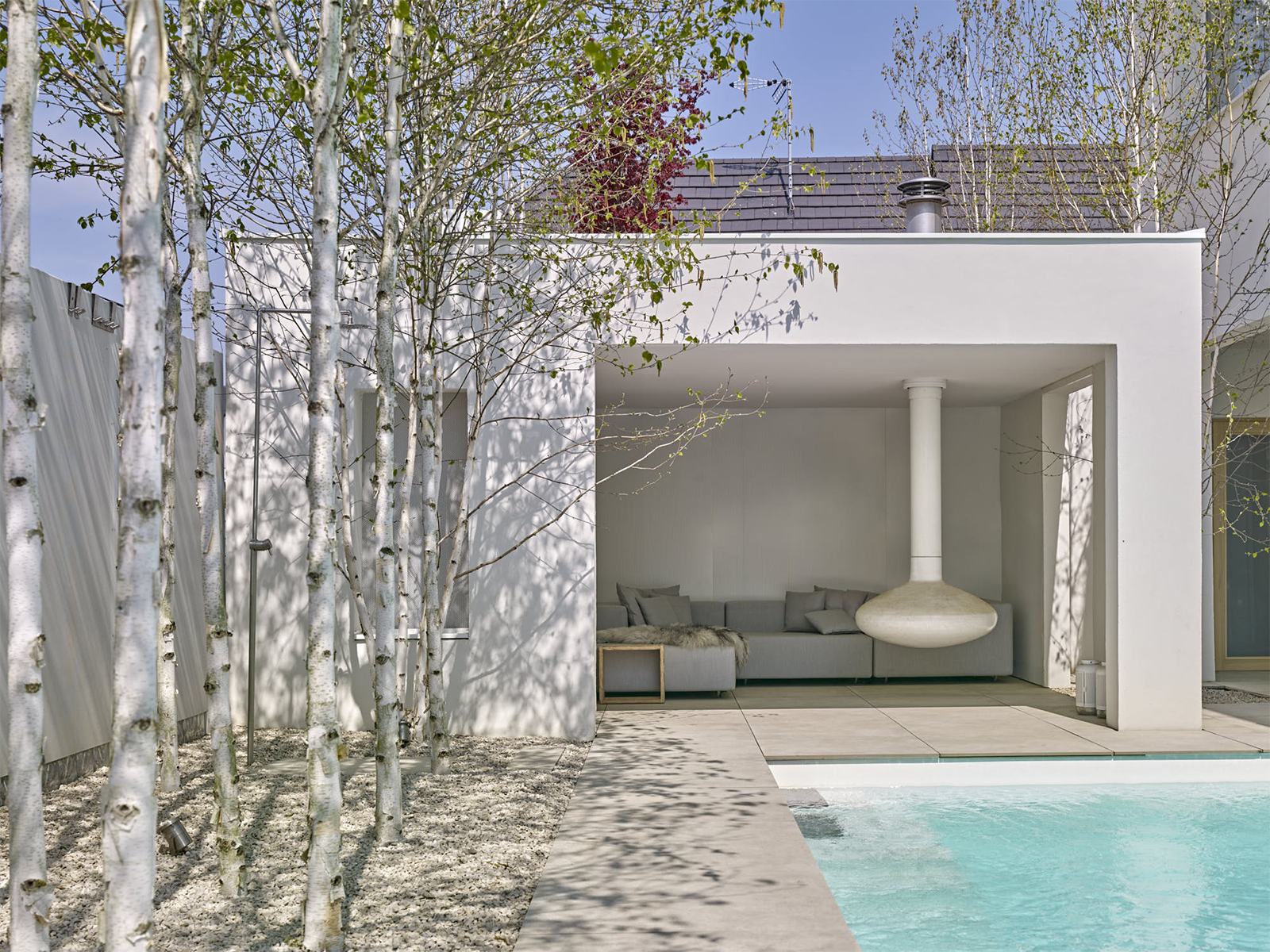 Villa par Stéphane Herrgott — salon ouvert sur la piscine, sol Tagina Apogeo 90x90